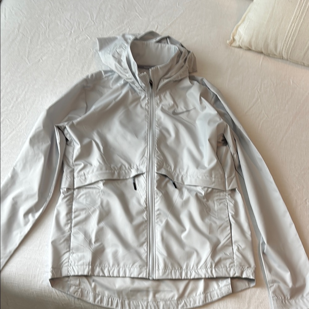 Nike Light Gray Hooded Windbreaker Running Wind / Rain Jacket Women’s XS, New
